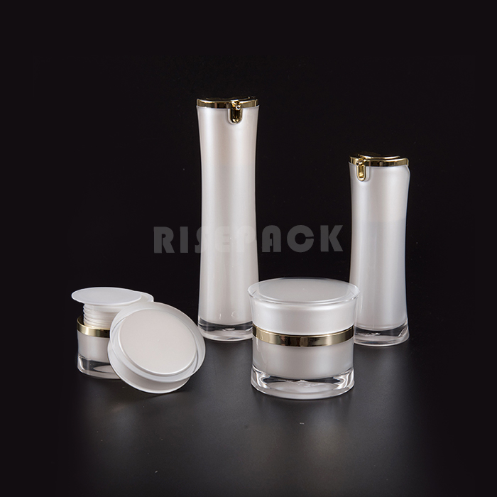 Pump spray lotion bottle